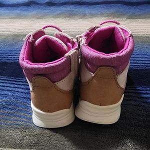 Calzado de niña size 7.